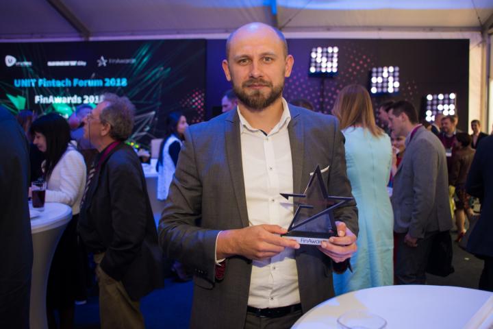 Награду на FinAwards2018 забирал Александр Чаленко, заместитель директора департамента развития розничного бизнеса Креди Агриколь Банка.