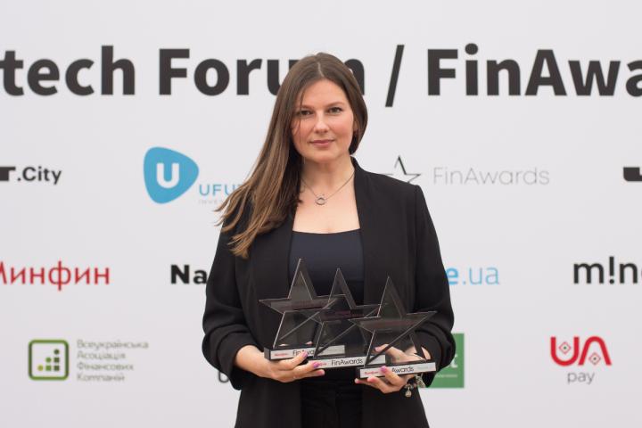 Три награды от FinAwards2018 удобно расположились в руках Кристины Кармазиной, руководителя e-commerce проектов ПриватБанка.